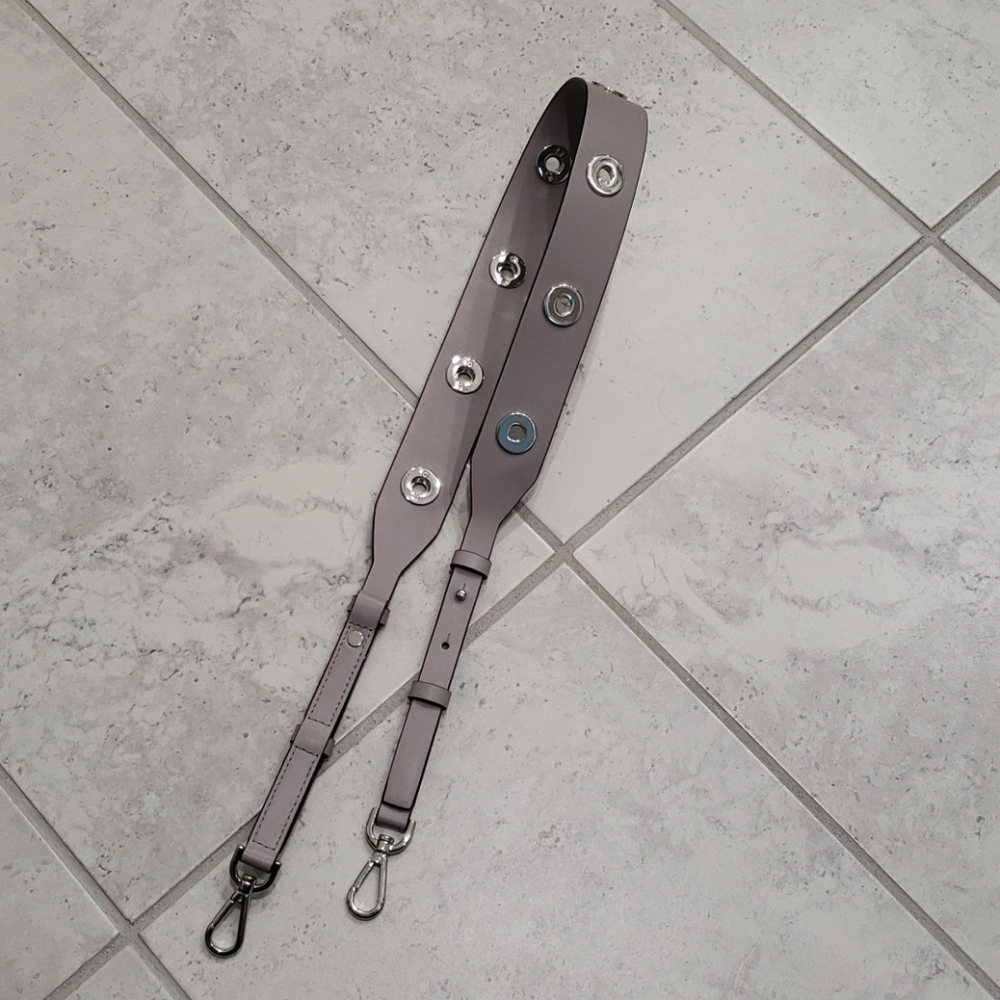 Michael Kors guitar strap in Pearl grey